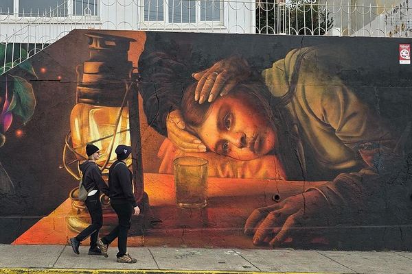 Valparaíso Street Art Downhill Walk and Casablanca Wines, Max 8 Guests from Santiago