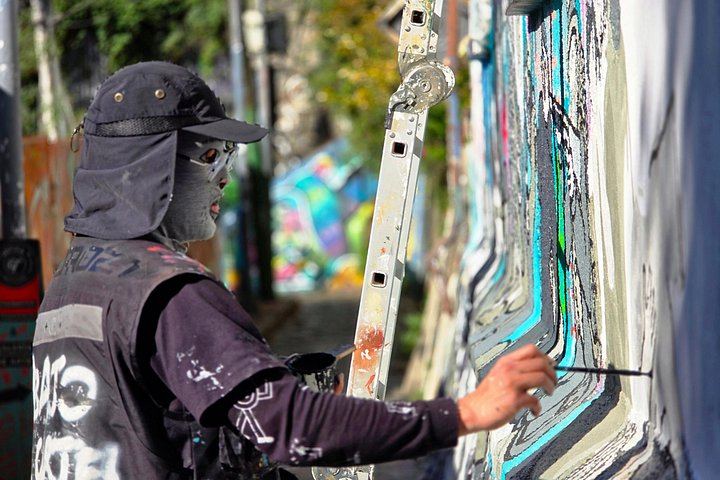 Valparaíso Street Art Downhill Walk and Casablanca Wines, Max 8 Guests from Santiago (10/12)