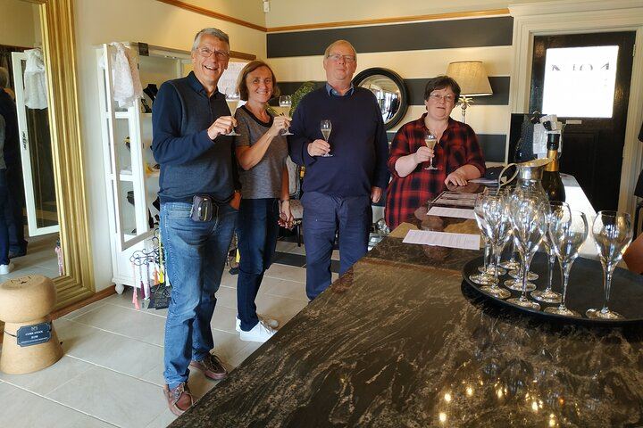 Marlborough Afternoon Wine Tour: Winery Lunch and Two Cellar Doors (8/12)