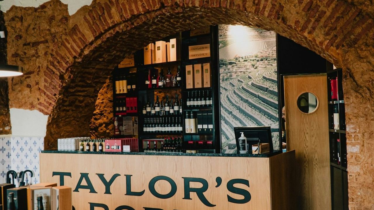 Taylor's Port Shop in Alfama, Lisbon: Three Ports with Pastel de Nata or Chocolate (3/9)