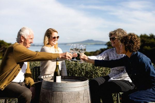 Waiheke Wine Tour with Ananda: Three Vineyards and Lunch at Three Seven Two