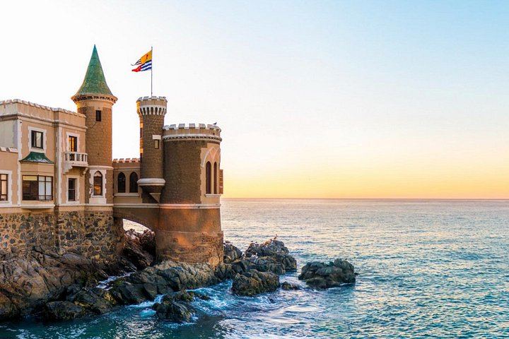 Casablanca Wine Tasting, Neruda's La Sebastiana and Valparaíso Walking Tour (4/12)