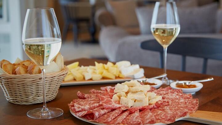 Mani Sagge Prosecco Superiore Tasting in San Pietro di Feletto: Hilltop Walk, 3 Wines (1/6)