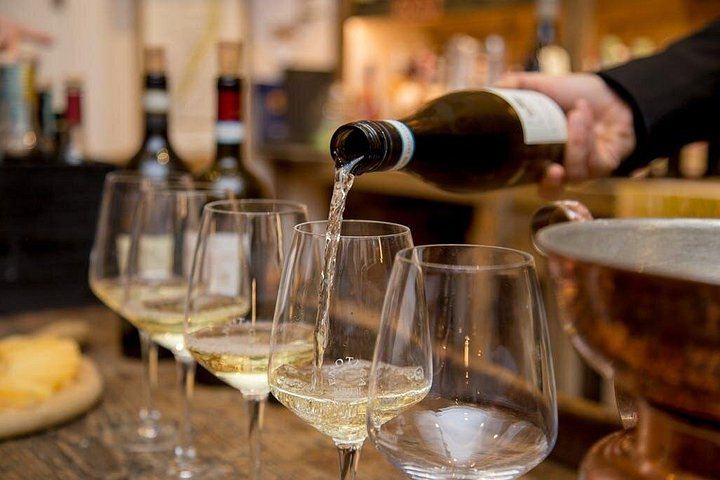 Verona City Centre Wine School: Soave, Lugana, Valpolicella and Amarone Pairings (1/7)