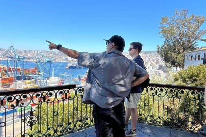 Private Valparaiso and Viña del Mar Tour with Casablanca Wine Tasting, Moai and Funicular (3/12)