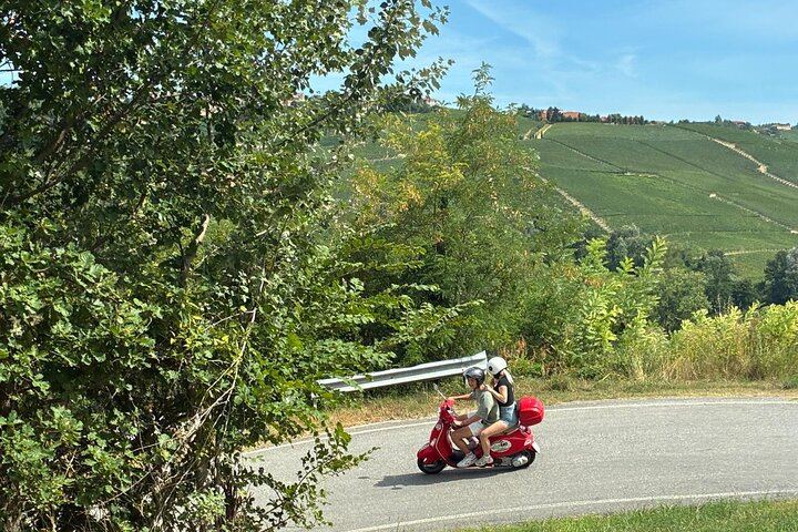 Private Vespa Ride from Alba into Alta Langa Hazelnut Country and Barolo, up to 750 m (12/12)
