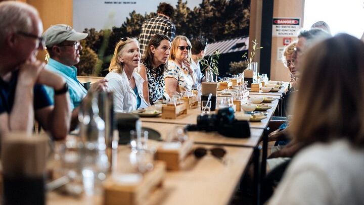 Waiheke Flavours Tour: Wine, Olive Oil, Craft Beer and Spirits with Lunch, 11 Max (1/3)