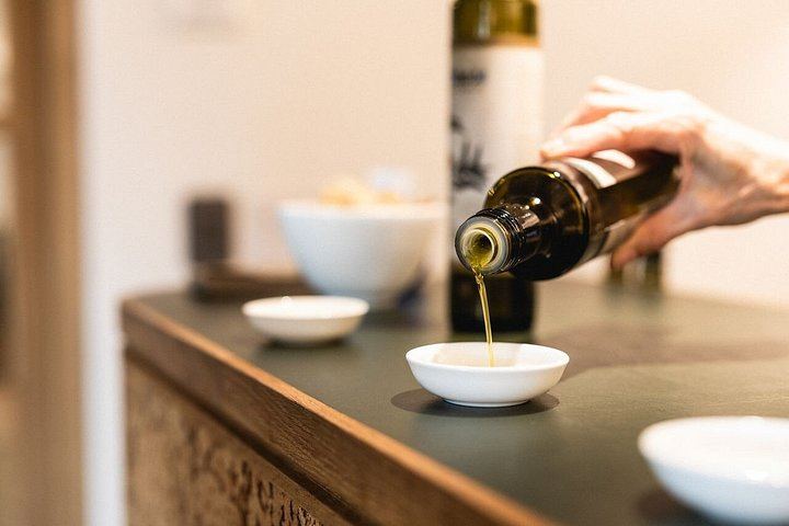 Waiheke Gourmet Food and Wine Tour with Ananda Tours: Oysters, Olive Oil, Whisky (11/12)