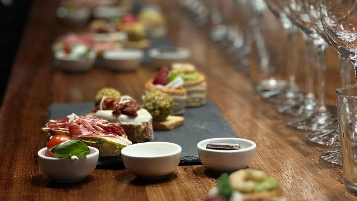 Wine Casino Tasting at the Salut Studio in Barcelona, Small-Batch Wines with Sommeliers (2/9)