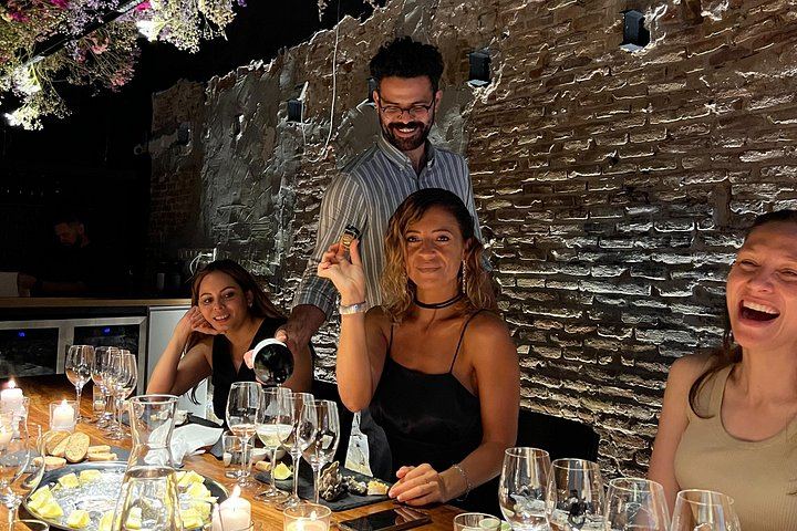Wine Casino Tasting at the Salut Studio in Barcelona, Small-Batch Wines with Sommeliers (3/9)