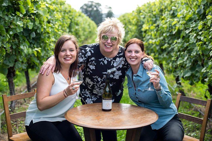 Full-Day Wine Tour from Picton: Several Wineries, Winery Lunch, Pickup (4/5)