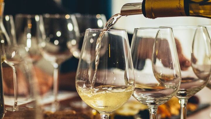 Quiet Wine Tasting Room with Stories of Lisbon's Culture, Rua das Portas de Santo Antão (1/6)