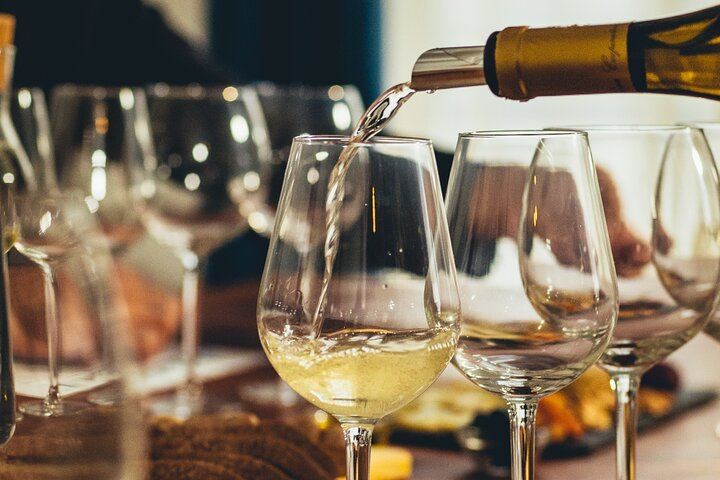 Quiet Wine Tasting Room with Stories of Lisbon's Culture, Rua das Portas de Santo Antão (1/6)