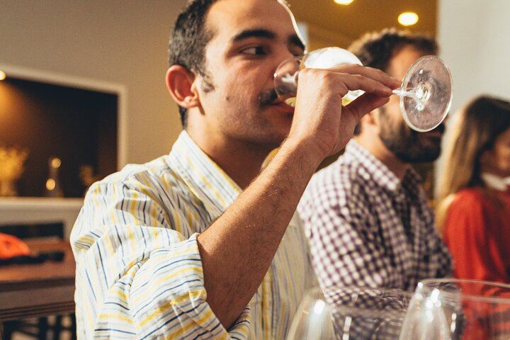 Quiet Wine Tasting Room with Stories of Lisbon's Culture, Rua das Portas de Santo Antão (2/6)