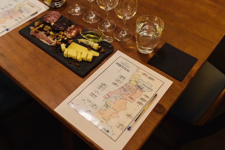 Quiet Wine Tasting Room with Stories of Lisbon's Culture, Rua das Portas de Santo Antão (5/6)