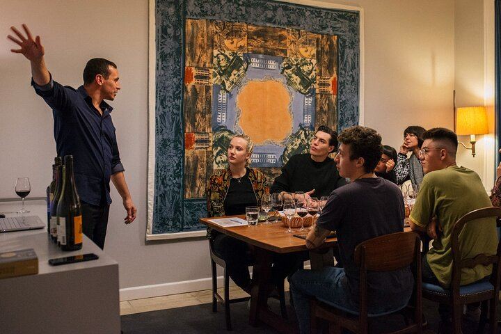 Quiet Wine Tasting Room with Stories of Lisbon's Culture, Rua das Portas de Santo Antão (6/6)