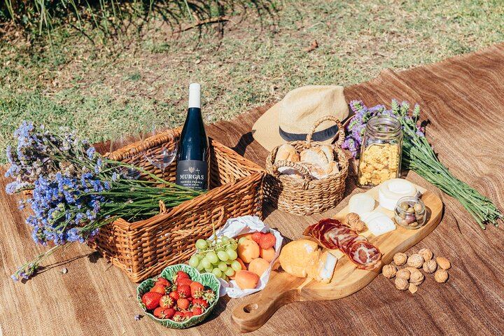 Wine Tasting at Quinta das Murgas in Bucelas, Meeting at the Estate Entrance (3/7)