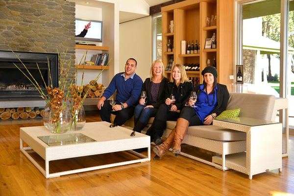 Full-Day Wine Tour from Picton: Several Wineries, Winery Lunch, Pickup