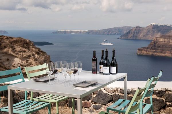 Private 4-Hour Santorini Wine Tour by Luxury Vehicle: Three Wineries and a Light Meal