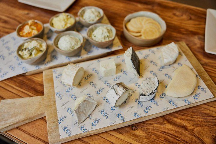 Yarra Valley Food and Wine Tour for 12 Max: Dairy Cheese, Yering Station, Kangaroos (11/12)